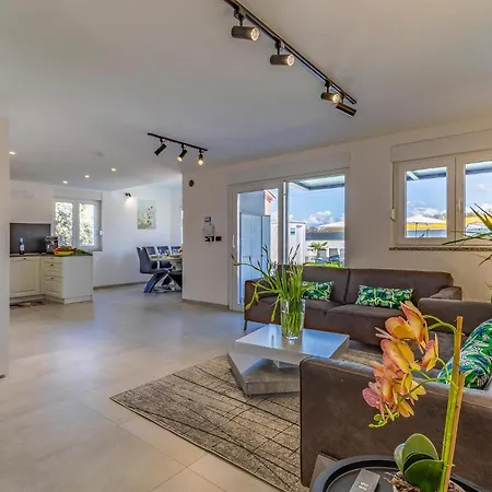 Dom wakacyjny Lovely In With Sauna