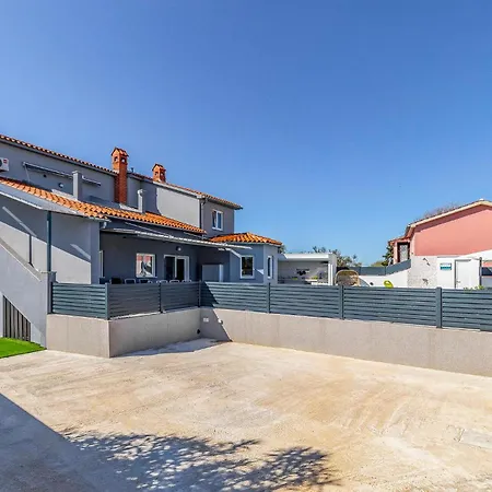 Dom wakacyjny Lovely In With Sauna